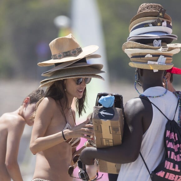 Exclusif - Alessandra Ambrosio essaye des chapeaux sur une plage d'Ibiza le 9 juillet 2017.