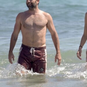 Alessandra Ambrosio et son compagnon Jamie Mazur se baignent à Ibiza le 9 juillet 2017.