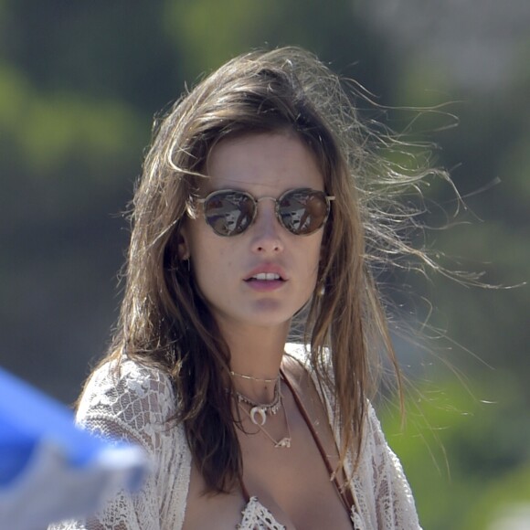 Alessandra Ambrosio et son compagnon Jamie Mazur se baignent à Ibiza le 9 juillet 2017.