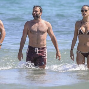 Alessandra Ambrosio et son compagnon Jamie Mazur se baignent à Ibiza le 9 juillet 2017.