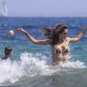 Alessandra Ambrosio et son compagnon Jamie Mazur se baignent à Ibiza le 9 juillet 2017.