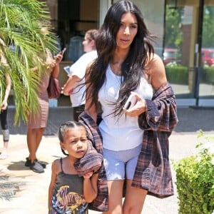 Kim Kardashian emmène sa fille North West chez Color Me Mine à Calabasas le 22 juin 2017.