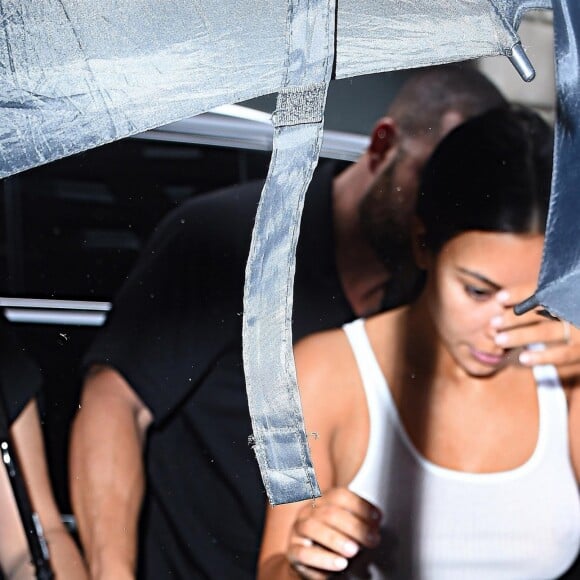 Kim Kardashian arrive chez un médecin à New York protégée par une très grosse équipe de sécurité le 11 juillet 2017.