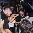 Kim Kardashian arrive chez un médecin à New York protégée par une très grosse équipe de sécurité le 11 juillet 2017.