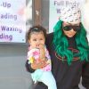 Blac Chyna (les cheveux vert) à la sortie d'un salon de manucure avec sa fille Dream dans les rues de North Hollywood, le 7 juillet 2017