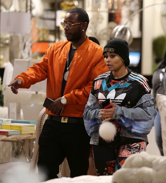 Exclusif - Blac Chyna fait du shopping avec un inconnu qui serait son nouveau compagnon étant donné qu'ils sont en train d'acheter des meubles ensemble. Blac Chyna est apparemment définitivement séparée de son ex fiancé Rob Kardashian à Los Angeles le 19 février 2017.