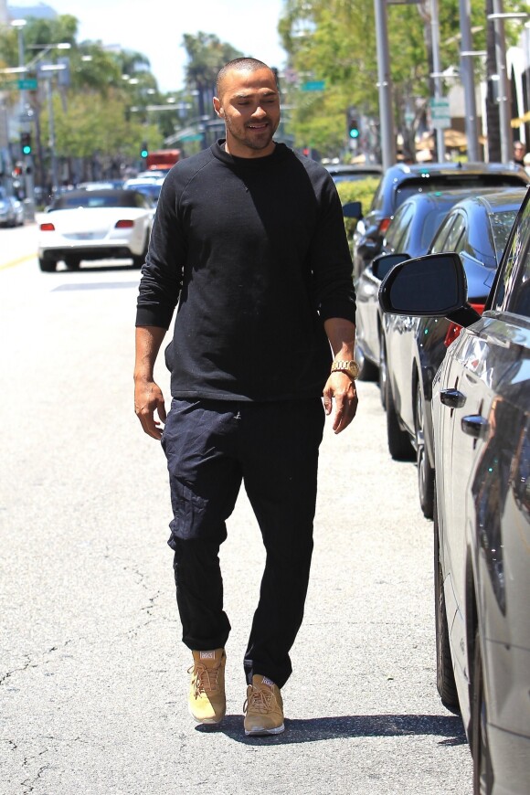 Jesse Williams se promène à Beverly Hills le 9 juin 2017.