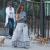 Minka Kelly se promène avec son chien à Hollywood le 20 juin 2017.