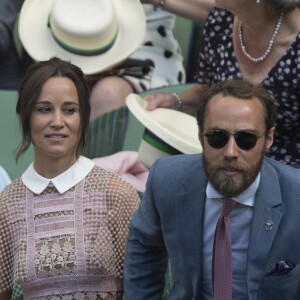 Pippa Middleton (en robe Self Portrait) et son frère James Middleton au tournoi de tennis de Wimbledon à Londres, le 5 juillet 2017.