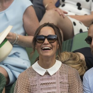 Pippa Middleton (en robe Self Portrait) et son frère James Middleton au tournoi de tennis de Wimbledon à Londres, le 5 juillet 2017.