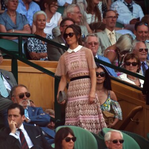 Pippa Middleton (en robe Self Portrait) et son frère James Middleton au tournoi de tennis de Wimbledon à Londres, le 5 juillet 2017.