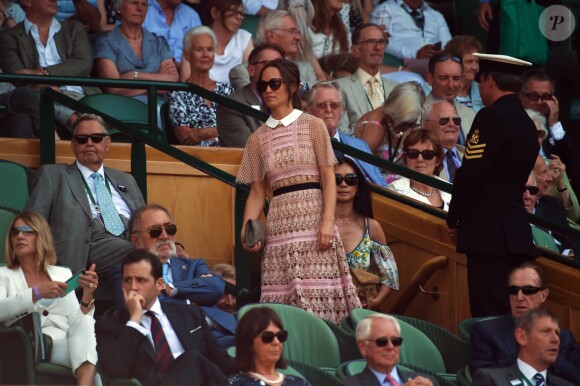 Pippa Middleton (en robe Self Portrait) et son frère James Middleton au tournoi de tennis de Wimbledon à Londres, le 5 juillet 2017.