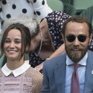 Pippa Middleton (en robe Self Portrait) et son frère James Middleton au tournoi de tennis de Wimbledon à Londres, le 5 juillet 2017.