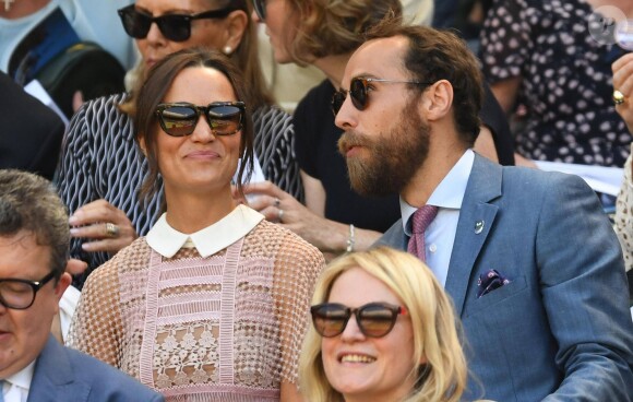 Pippa Middleton (en robe Self Portrait) et son frère James Middleton au tournoi de tennis de Wimbledon à Londres, le 5 juillet 2017.