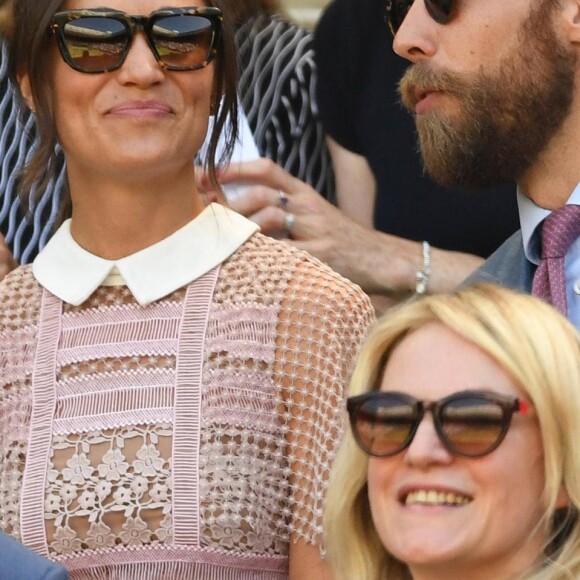 Pippa Middleton (en robe Self Portrait) et son frère James Middleton au tournoi de tennis de Wimbledon à Londres, le 5 juillet 2017.