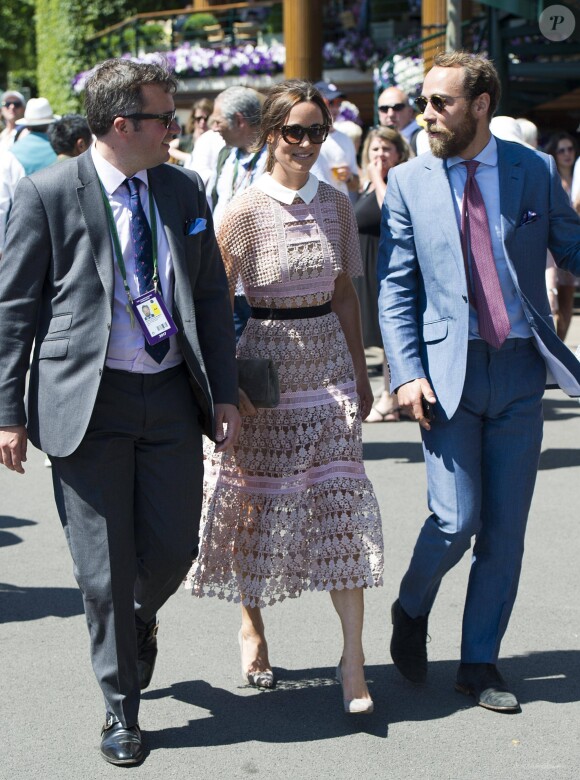 Pippa Middleton (en robe Self Portrait) et son frère James Middleton au tournoi de tennis de Wimbledon à Londres, le 5 juillet 2017.
