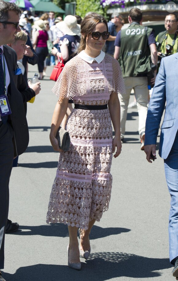 Pippa Middleton (en robe Self Portrait) et son frère James Middleton au tournoi de tennis de Wimbledon à Londres, le 5 juillet 2017.