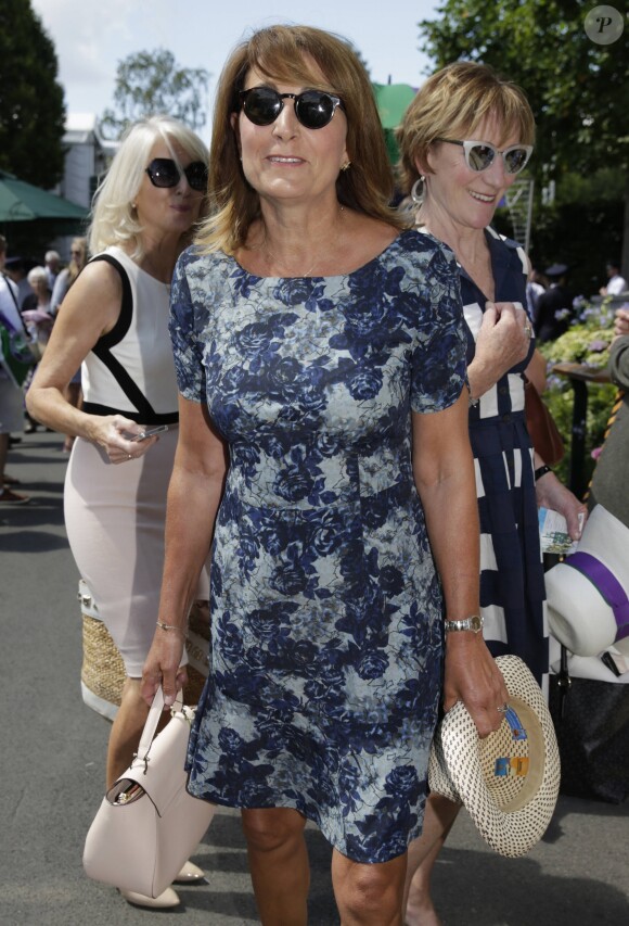 Carole Middleton au tournoi de Wimbledon le 10 juillet 2017. Elle aurait demandé à Mirka Federer, épouse de Roger, des places en rab pour le court central, où sa fille Pippa est arrivée plus tard.
