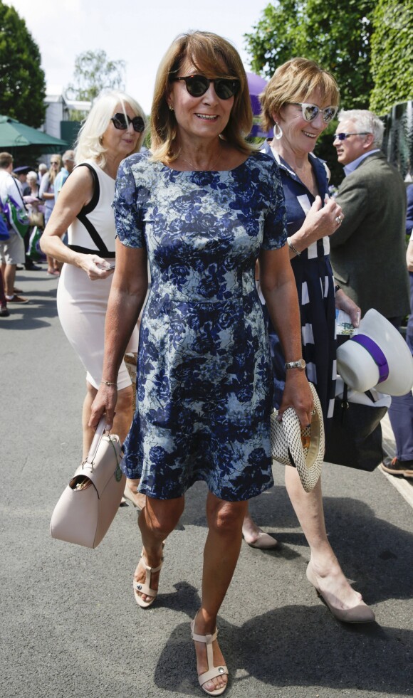 Carole Middleton au tournoi de Wimbledon le 10 juillet 2017. Elle aurait demandé à Mirka Federer, épouse de Roger, des places en rab pour le court central, où sa fille Pippa est arrivée plus tard.