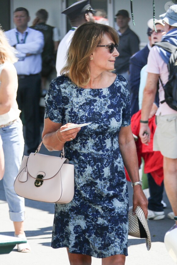 Carole Middleton au tournoi de Wimbledon le 10 juillet 2017. Elle aurait demandé à Mirka Federer, épouse de Roger, des places en rab pour le court central, où sa fille Pippa est arrivée plus tard.
