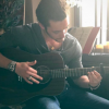 Louis Sarkozy à la guitare le 9 juillet 2017