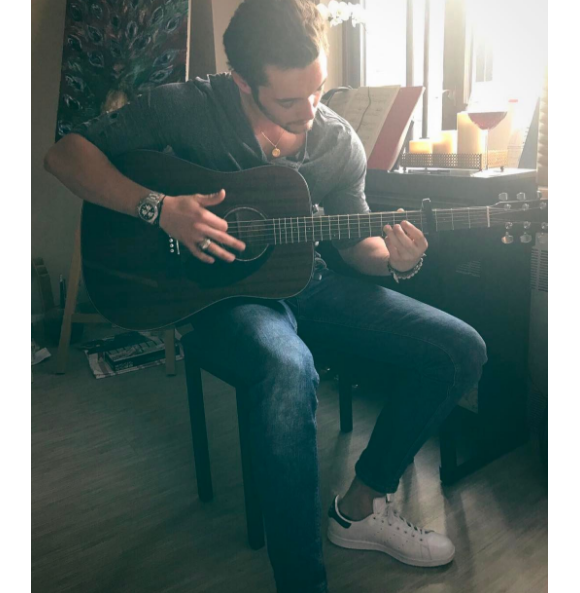 Louis Sarkozy à la guitare le 9 juillet 2017