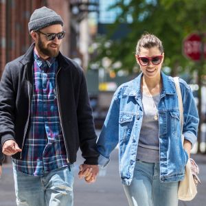 Justin Timberlake avec sa femme Jessica Biel se promènent main dans la main dans les rues de New York le 17 mai 2017
