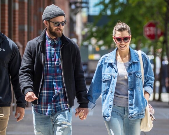 Justin Timberlake avec sa femme Jessica Biel se promènent main dans la main dans les rues de New York le 17 mai 2017