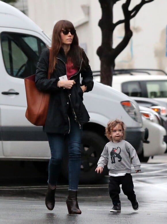 Jessica Biel et son fils Silas Timberlake dans les rues de Santa Monica, le 7 février 2017, pour aller aller faire des courses.