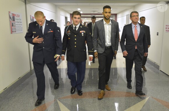 Spencer Stone, Alek Skarlatos, Anthony Sadler et le secrétaire à la Défense Ash Carter - Cérémonie de remise de décorations au Pentagone pour les héros du Thalys le 17 septembre 2015