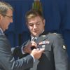 Le secrétaire à la Défense Ash Carter et Alek Skarlatos - Cérémonie de remise de décorations au Pentagone pour les héros du Thalys le 17 septembre 2015