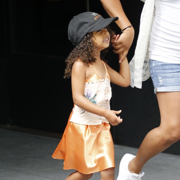 La fille de Kim Kardashian, North, porte des chaussures à son prénom à New York le 10 juillet 2017.