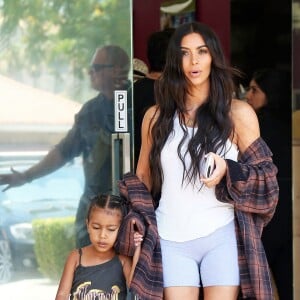 Kim Kardashian emmène sa fille North West chez Color Me Mine à Calabasas le 22 juin 2017.