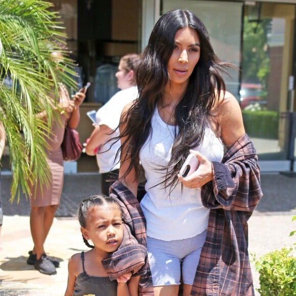 Kim Kardashian emmène sa fille North West chez Color Me Mine à Calabasas le 22 juin 2017.