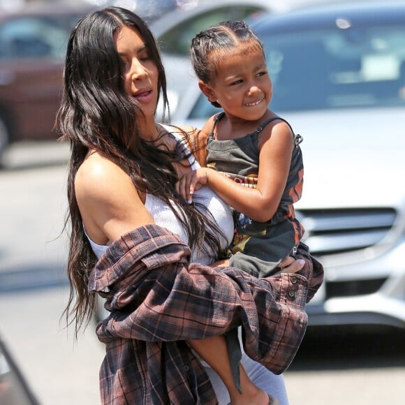 Kim Kardashian emmène sa fille North West chez Color Me Mine à Calabasas le 22 juin 2017.