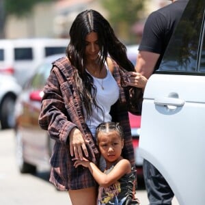 Kim Kardashian emmène sa fille North West chez Color Me Mine à Calabasas le 22 juin 2017.