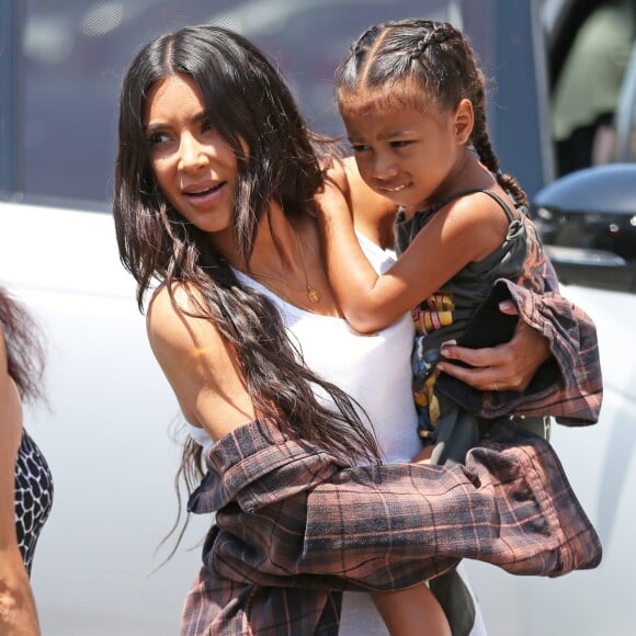 Kim Kardashian emmène sa fille North West chez Color Me Mine à Calabasas le 22 juin 2017.