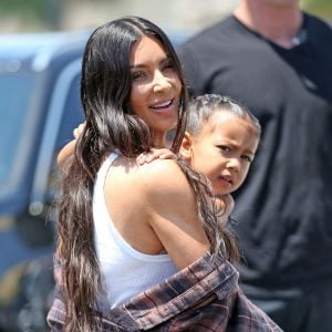 Kim Kardashian emmène sa fille North West chez Color Me Mine à Calabasas le 22 juin 2017.