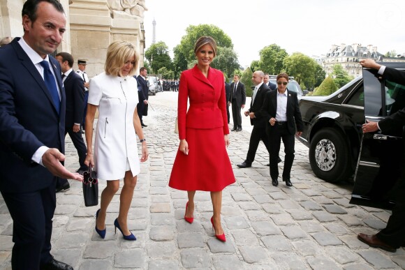 La première dame française Brigitte Trogneux et la première dame des Etats-Unis Melania Trump lors de la cérémonie d'accueil du président des Etats-Unis à l'Hôtel National des Invalides à Paris le 13 juillet 2017. © Dominique Jacovides/Bestimage