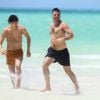 Exclusif - Zachary Quinto s'amuse et cours dans les vagues avec son compagnon Miles McMillan et son chien en vacances à Tulum au Mexique, le 3 juillet 2017