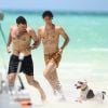 Exclusif - Zachary Quinto s'amuse et cours dans les vagues avec son compagnon Miles McMillan et son chien en vacances à Tulum au Mexique, le 3 juillet 2017