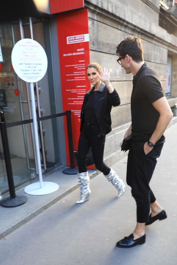 Céline Dion dîne avec son danseur Pepe Munoz et un ami au restaurant "Chez Loulou" au musée des arts décoratifs à Paris le 7 juillet 2017.