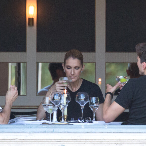 Céline Dion dîne avec son danseur Pepe Munoz et un ami au restaurant "Chez Loulou" au musée des arts décoratifs à Paris le 7 juillet 2017.