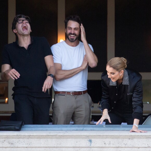 Céline Dion dîne avec son danseur Pepe Munoz et un ami au restaurant "Chez Loulou" au musée des arts décoratifs à Paris le 7 juillet 2017.