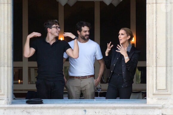 Céline Dion dîne avec son danseur Pepe Munoz et un ami au restaurant "Chez Loulou" au musée des arts décoratifs à Paris le 7 juillet 2017.