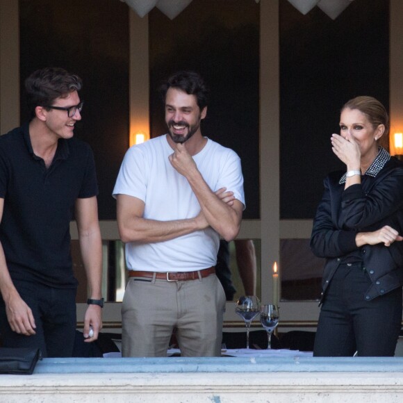 La chanteuse Céline Dion dîne avec Pepe Munoz et un ami au restaurant "Chez Loulou" au musée des arts décoratifs à Paris le 7 juillet 2017.