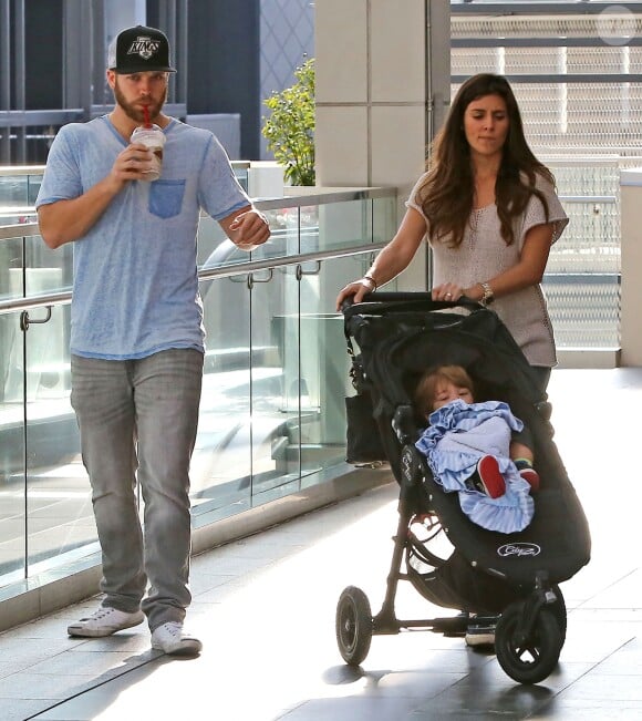 Exclusif - Jamie-Lynn Sigler, son fiancé Cutter Dykstra et leur fils Beau font du shopping au centre commercial Westfield Mall à Century City, le 2 février 2015.