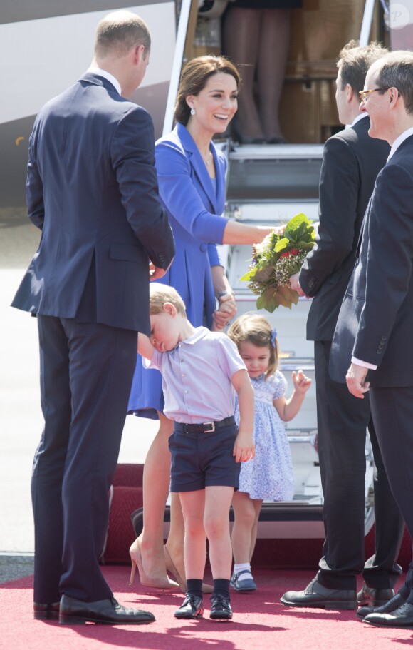 Le prince William, duc de Cambridge, Catherine Kate Middleton, duchesse de Cambridge et leurs enfants le prince George de Cambridge et la princesse Charlotte de Cambridge - Le couple princier d'Angleterre leurs enfants à leur arrivée à l'aéroport de Berlin-Tegel à Berlin, le 19 juillet 2017, lors de leur visite officielle de 3 jours en Allemagne.  Duke of Cambridge, Duchess of Cambridge and their children arrive at Berlin Tegel Airport in Berlin, Germany, on July 19, 2017, during an official visit to Poland and Germany.19/07/2017 - 