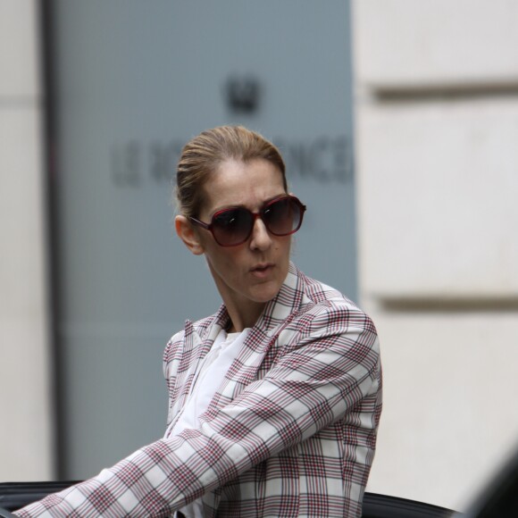 Céline Dion quitte l'hôtel Royal Monceau pour se rendre à Nice où elle est en concert le 20 juillet 2017.