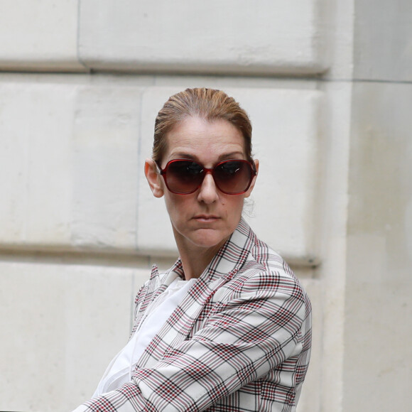 Céline Dion quitte l'hôtel Royal Monceau pour se rendre à Nice où elle est en concert le 20 juillet 2017.